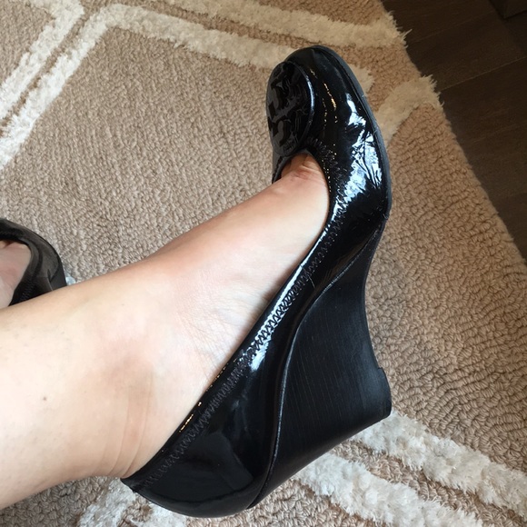 Tory Burch Black Patent Leather Wedge With Iconic Logo Size 8.5. Like New! - Picture 7 of 15